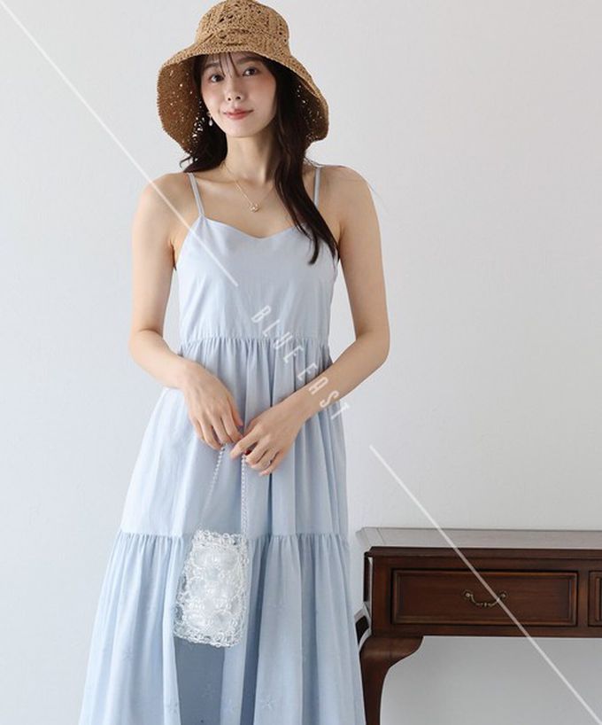日本 BLUE EAST - 精緻雕花下擺迷人細肩帶洋裝-水藍
