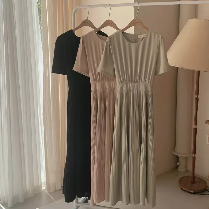 韓國女裝代購 - 優雅純色細褶裙擺綁帶洋裝-黑 (FREE)