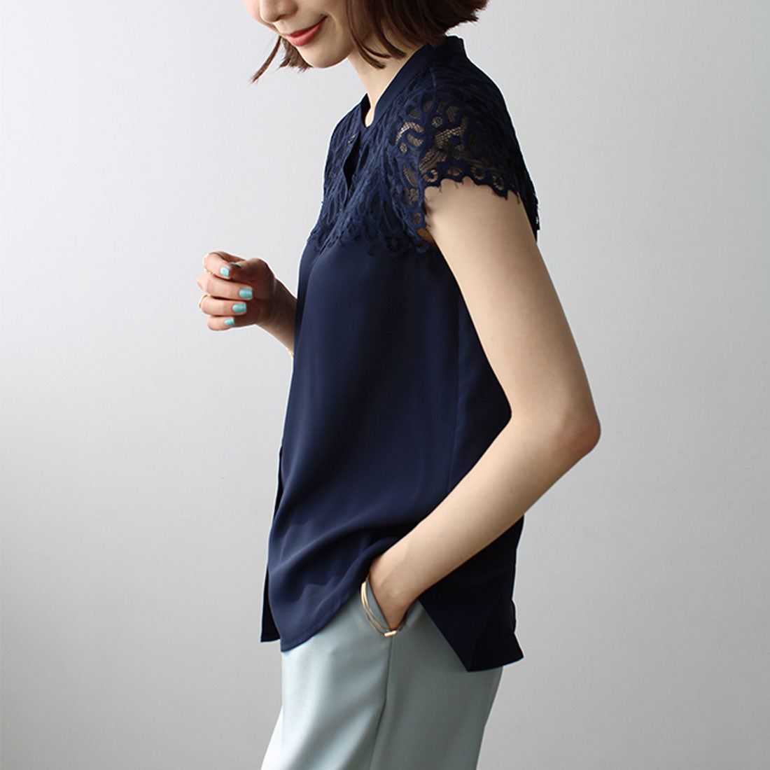 日本 BELLUNA - 精緻蕾絲拼接雪紡無袖襯衫-淺杏