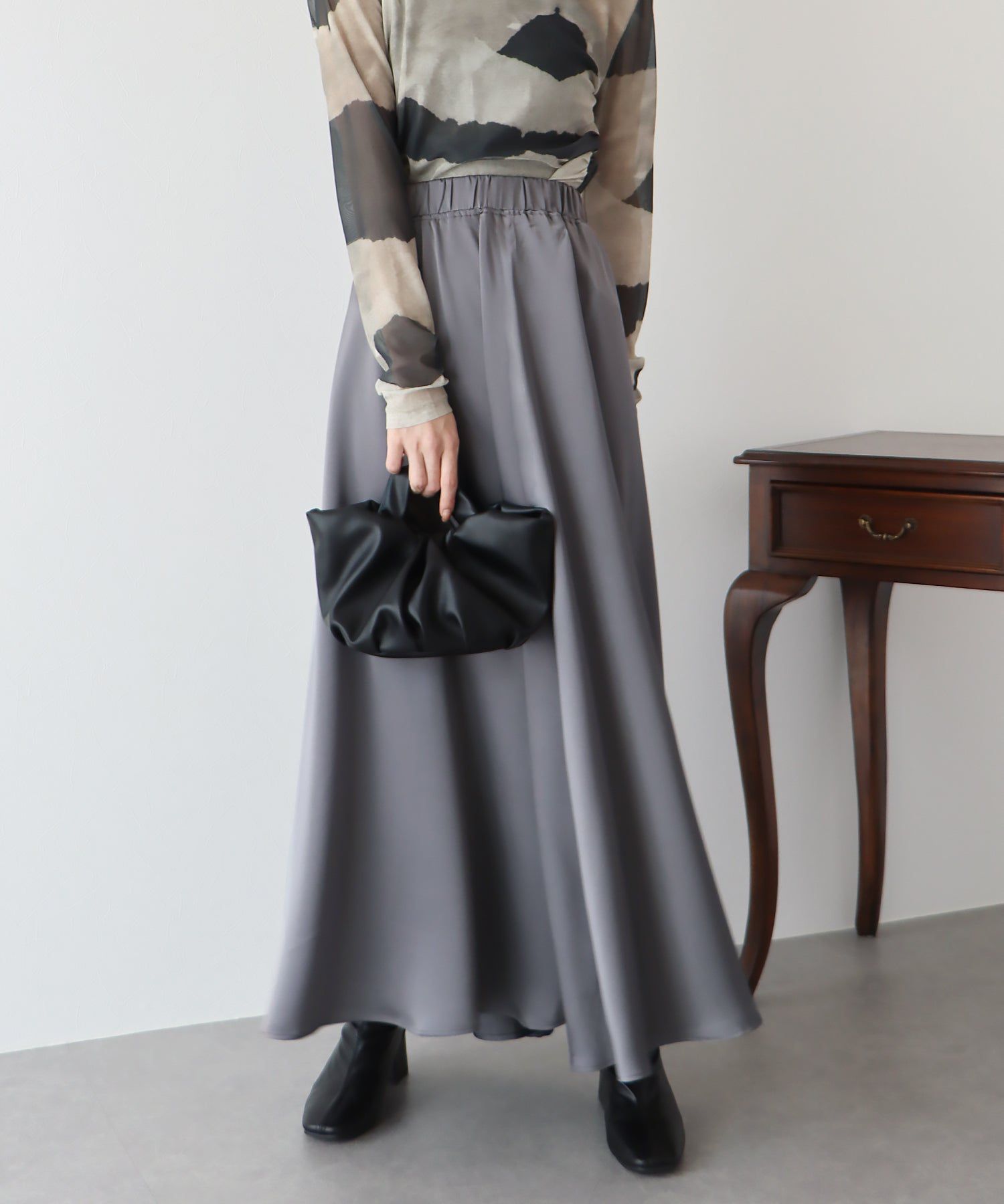 日本 BLUE EAST - 柔軟緞面光澤修身長裙-淺米杏