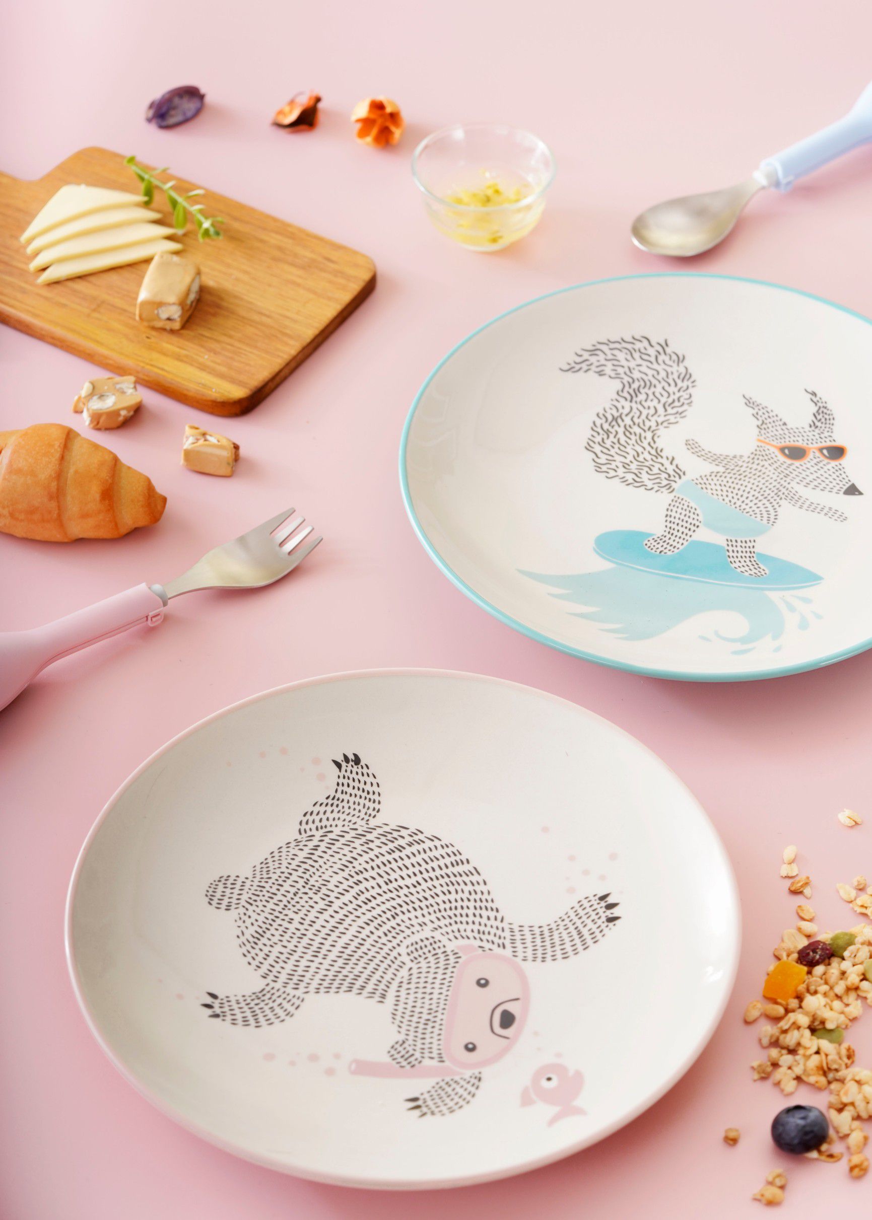 BLOOMINGVILLE - 衝浪狐狸陶瓷盤(粉藍)+潛水熊熊陶瓷盤(粉紅)-動物-海洋-8吋盤