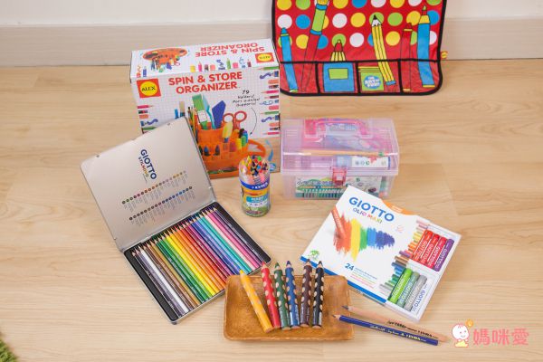 上學好物！小童必備文具美術用品☛德國 LYRA 洞洞筆 ✖ 義大利 GIOTTO 蠟筆 ✖ 美國 ALEX 筆座＆圍裙