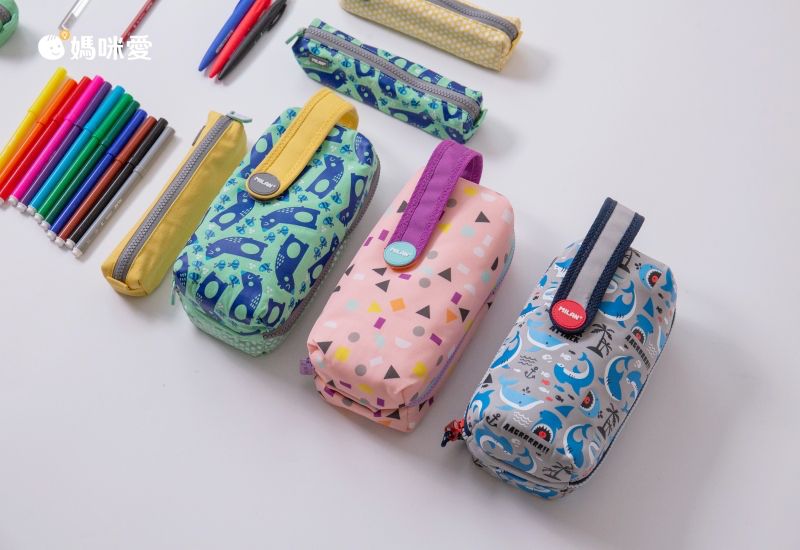 MILAN - 【聖誕禮物超值組】學齡前的第一枝三角鉛筆(12入裝)+COMPACT橡皮擦+削筆器(恐龍樂園 草地綠)+隨行畫筆袋著走(4口式)快樂機器人(綠)