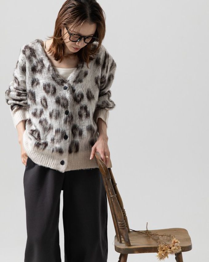 日本 gleam - 馬海毛觸感成熟豹紋V領針織開襟衫-米白