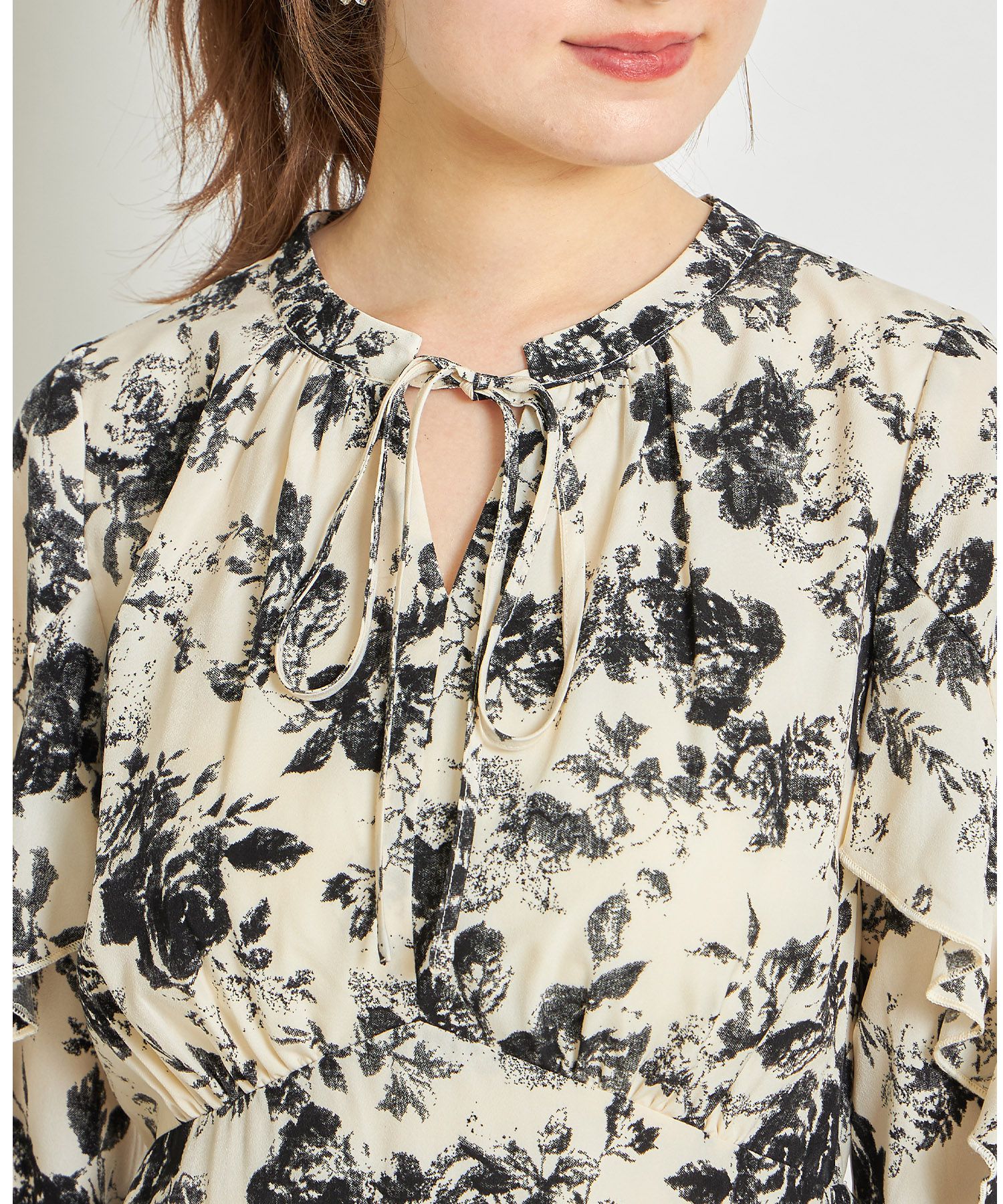 日本 tocco-closet - 優雅花朵波浪袖洋裝-粉膚杏