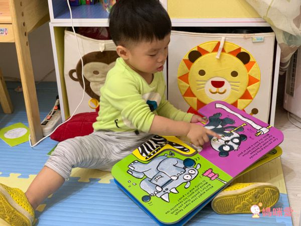 孩子超愛音效書單本160元❤ 1歲起英文遊戲操作書！玩到跟著節奏搖擺囉♫