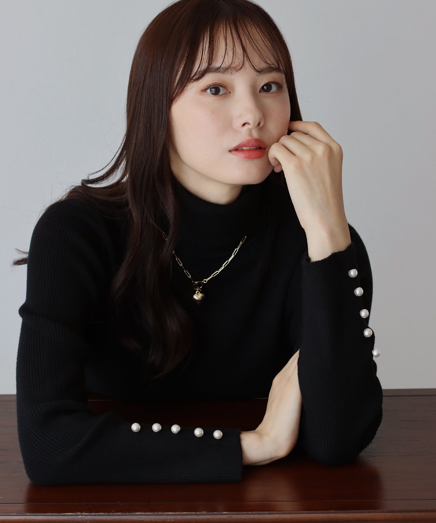 日本 BLUE EAST - 珍珠釦高領羅紋針織上衣-寶藍