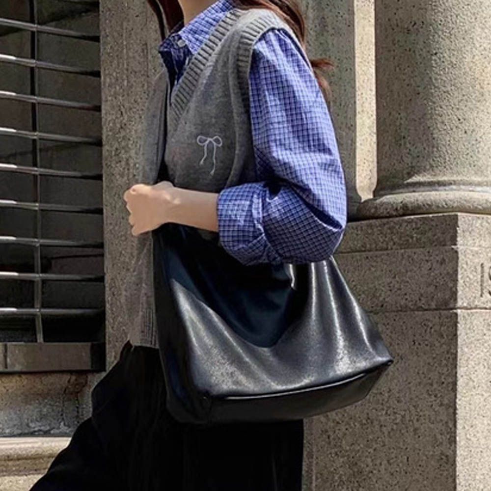 柔軟皮革感帥氣長肩背包-黑 (F)