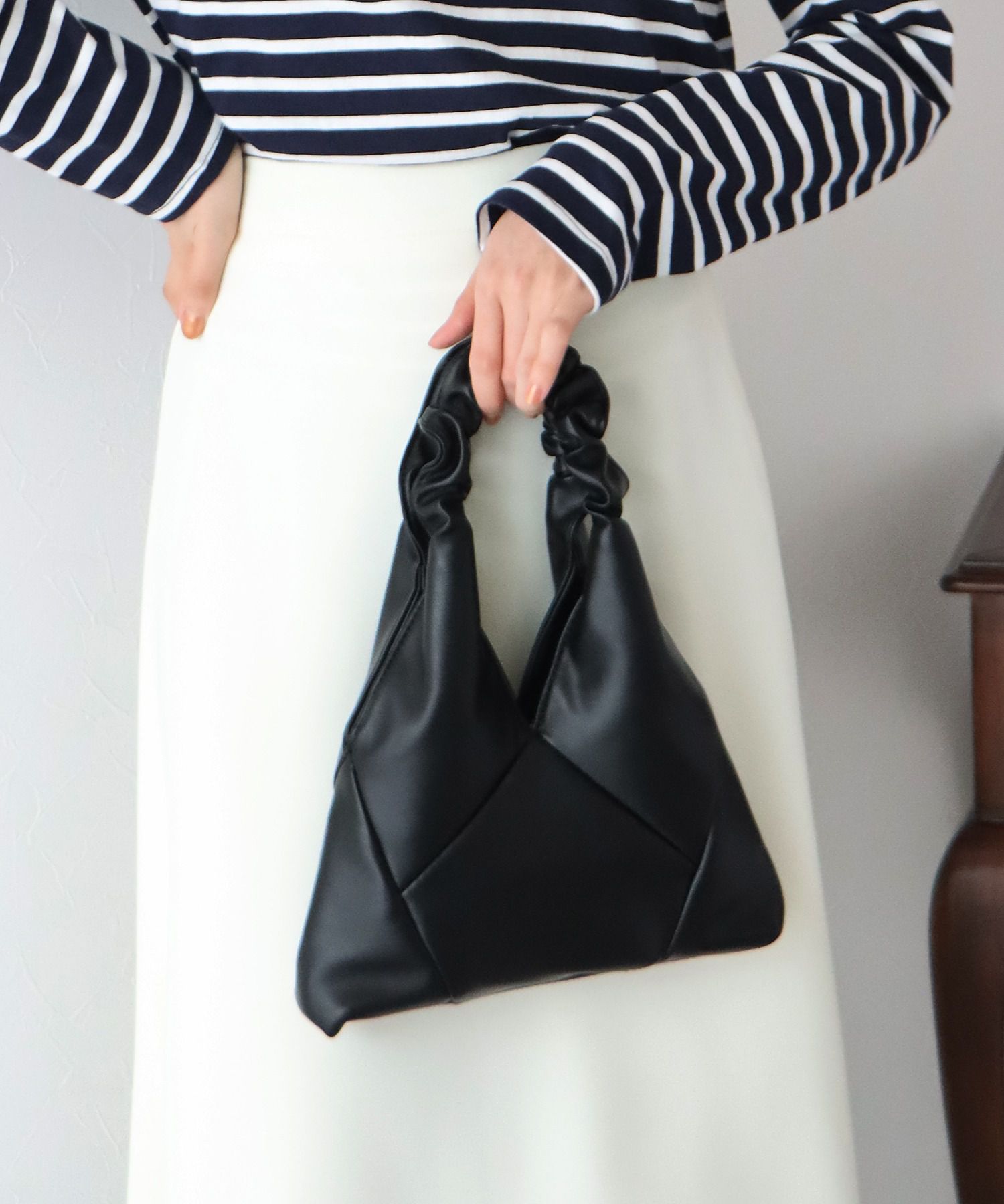 日本 BLUE EAST - 捲捲提把交叉皮革肩背包-卡其