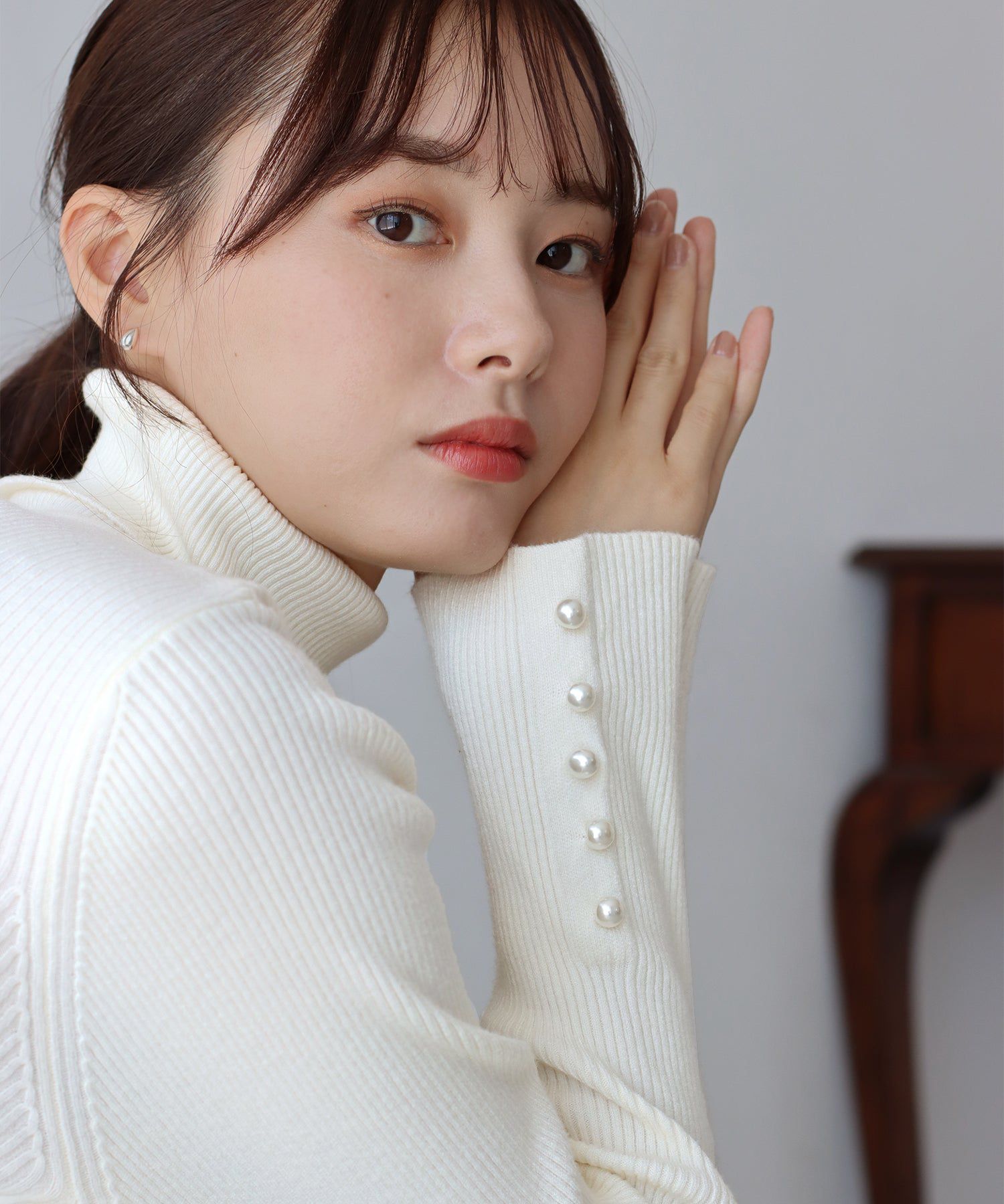 日本 BLUE EAST - 珍珠釦高領羅紋針織上衣-寶藍