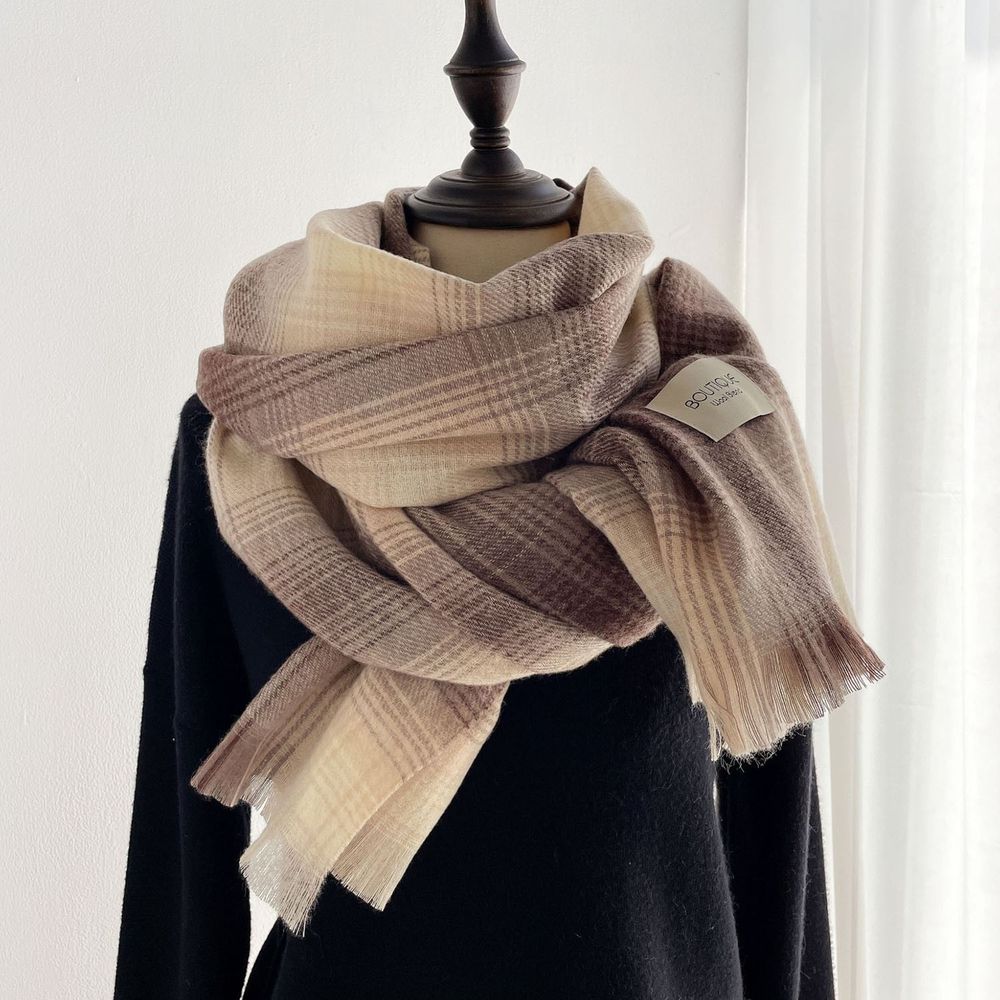 編媽精選 - 柔暖羊毛混棉細針織圍巾-漸層棕米 (208x73cm)