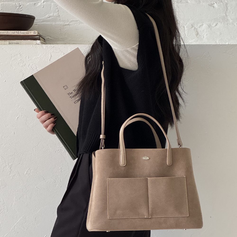 小眾設計 多夾層分隔收納質感麂皮手提/斜背包-奶茶