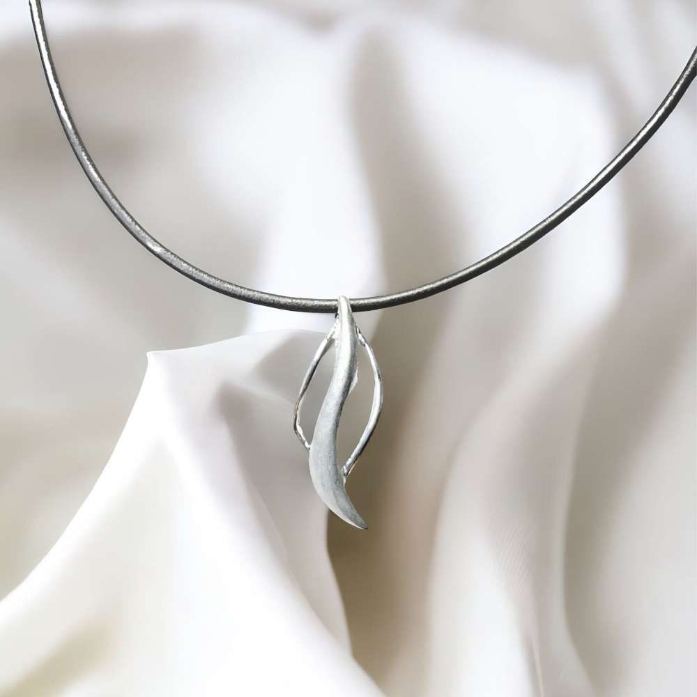 銀色波浪水滴皮繩項鍊 (F SIZE)