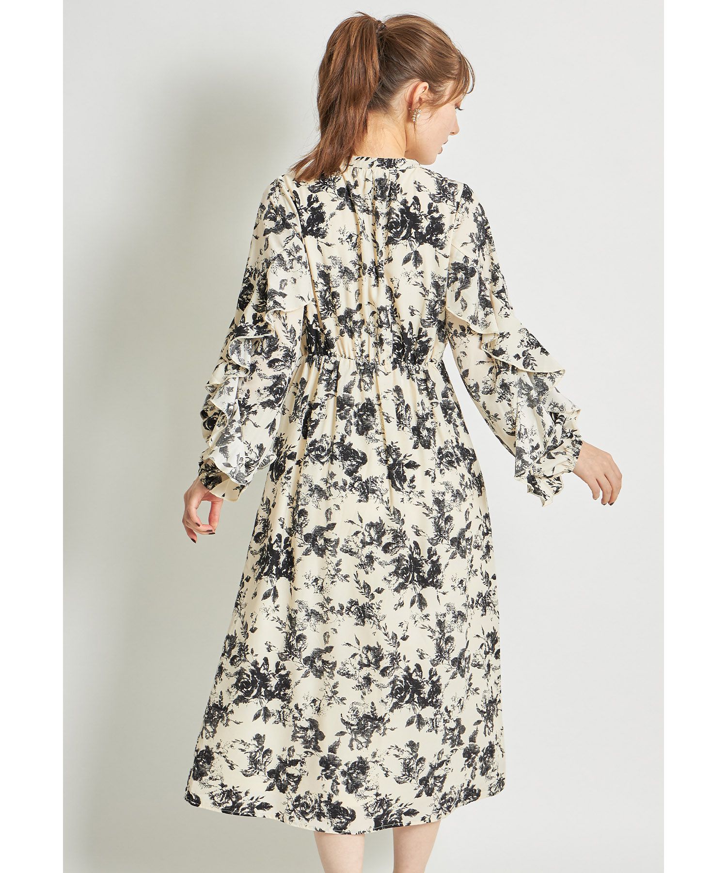 日本 tocco-closet - 優雅花朵波浪袖洋裝-粉膚杏