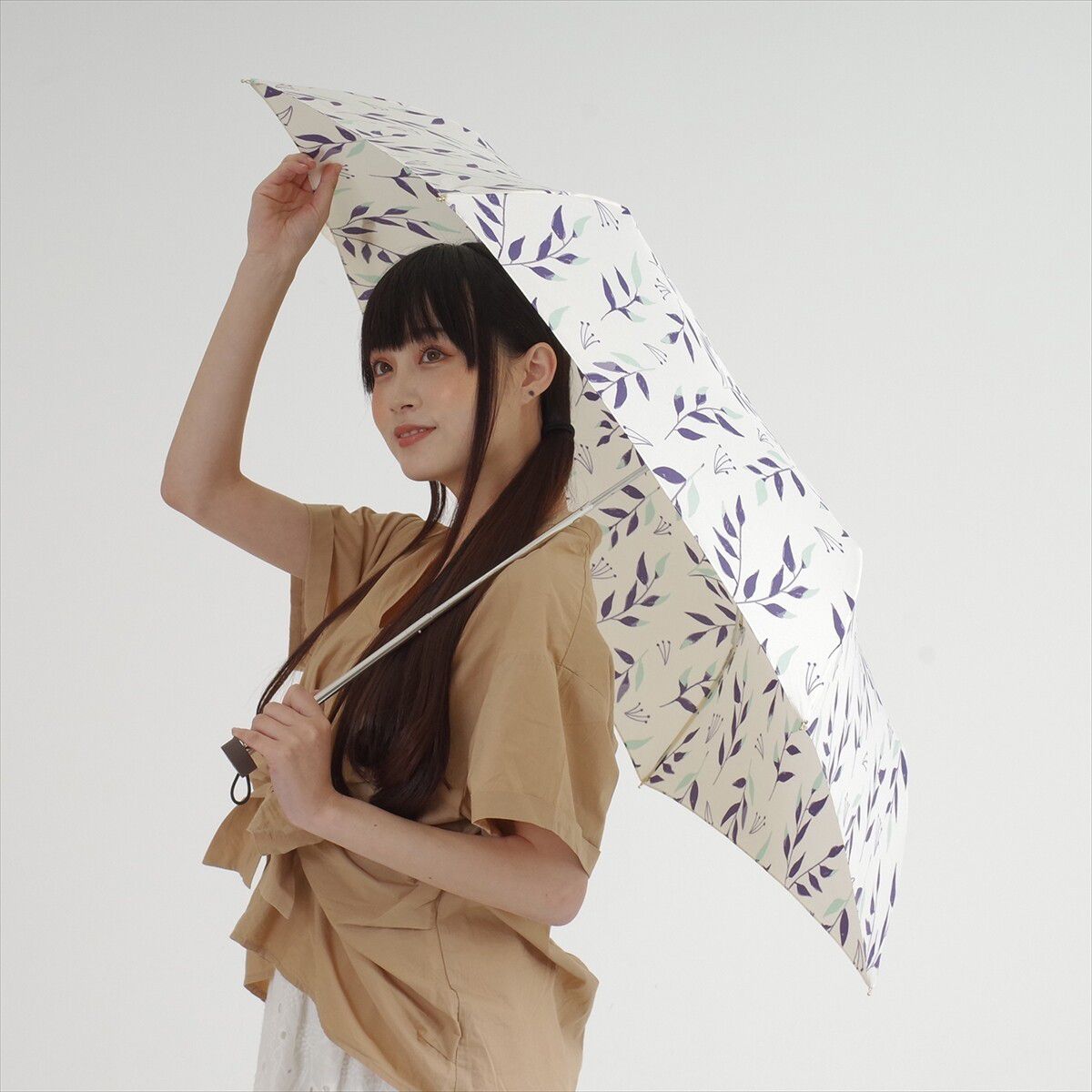 日本 nifty colors - 抗UV輕量 晴雨兩用折疊傘-光影綠葉-黑 (直徑98cm/191g)-90.0%