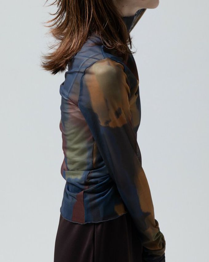 日本 gleam - 水彩畫風透膚皺摺高領長袖上衣-米棕x撞色系