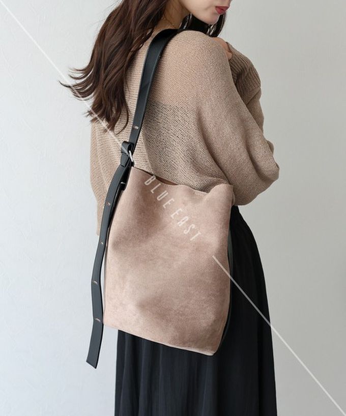 日本 BLUE EAST - 率性麂皮感大容量水桶造型側背包-淺卡其