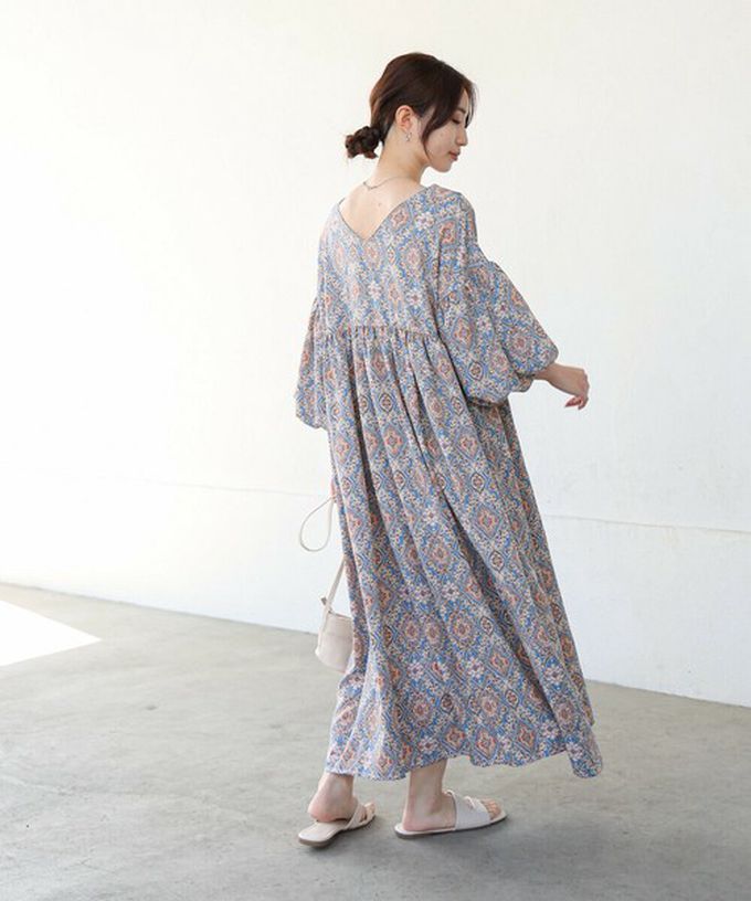 日本 Bab - 滿版歐風印花V領泡泡寬袖洋裝-象牙粉系