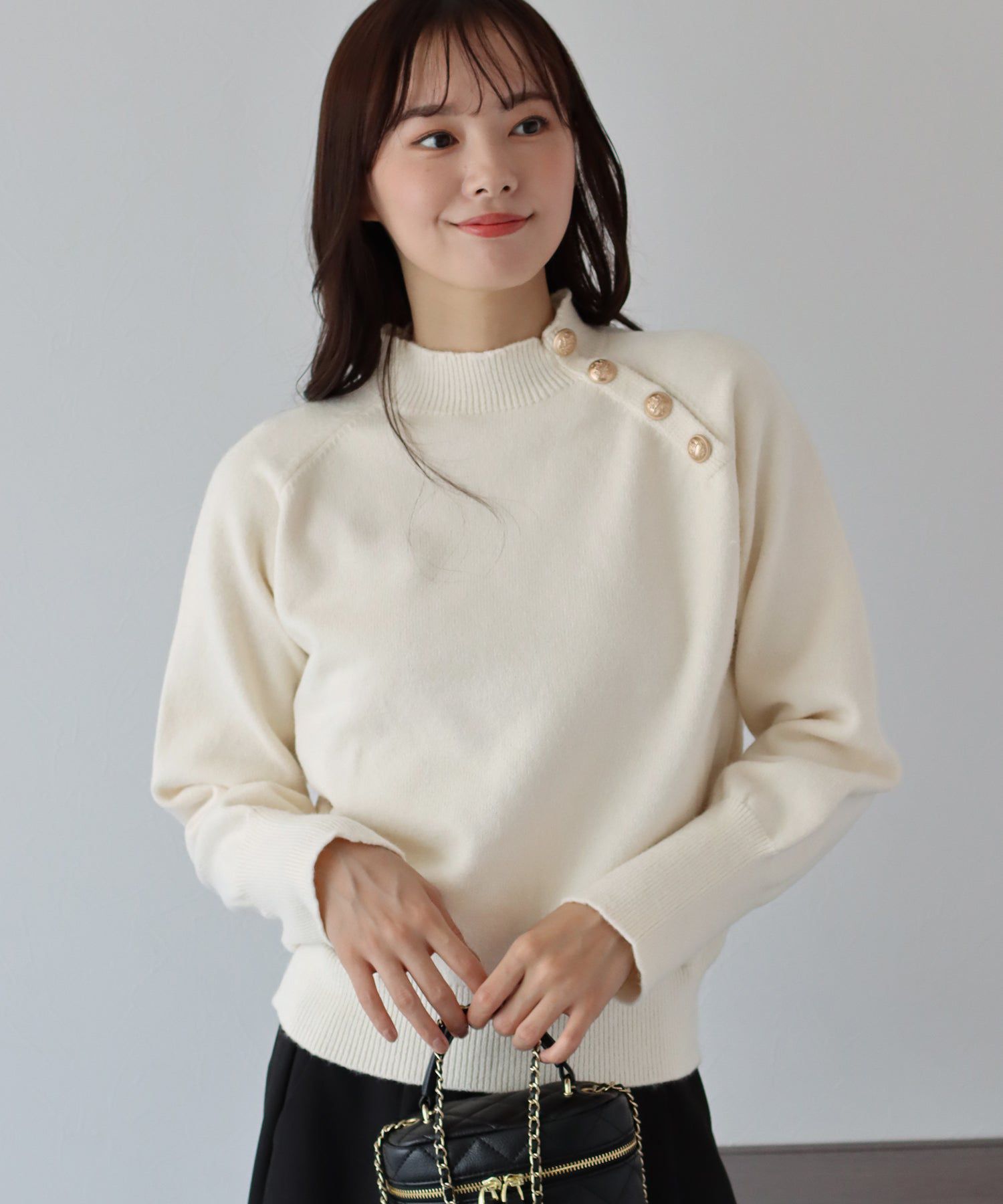 日本 BLUE EAST - 小圓金釦立領薄針織上衣-米杏