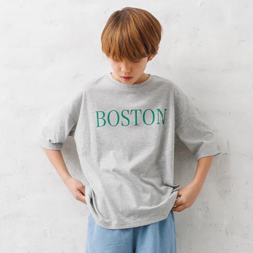 日本 COCA - [小孩]英文標語寬鬆短袖上衣-BOSTON-燕麥灰
