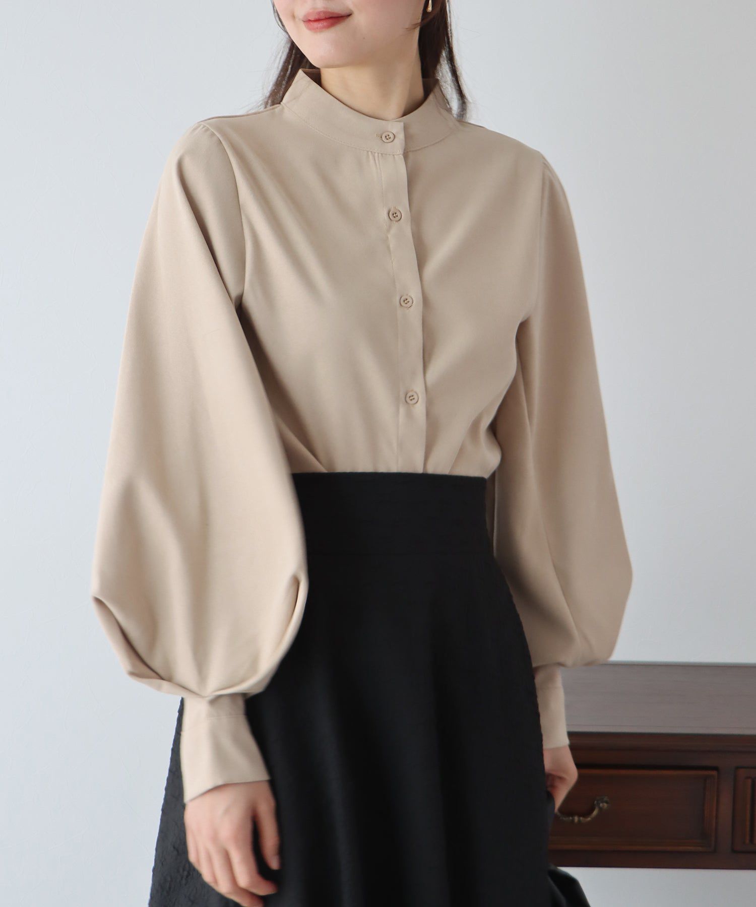 日本 BLUE EAST - 知性小立領氣球長袖襯衫-淺粉