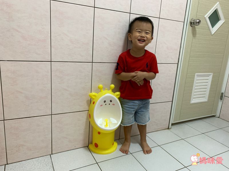 跟孩子一起長高的小便斗【kikimmy】掛牆、平放站立一咖兩用！