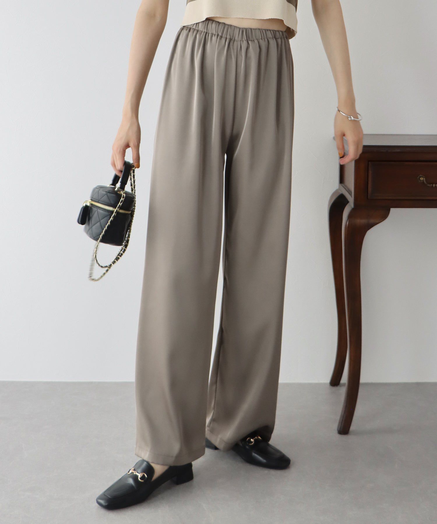 日本 BLUE EAST - 緞面光澤感垂墜感長褲-黑