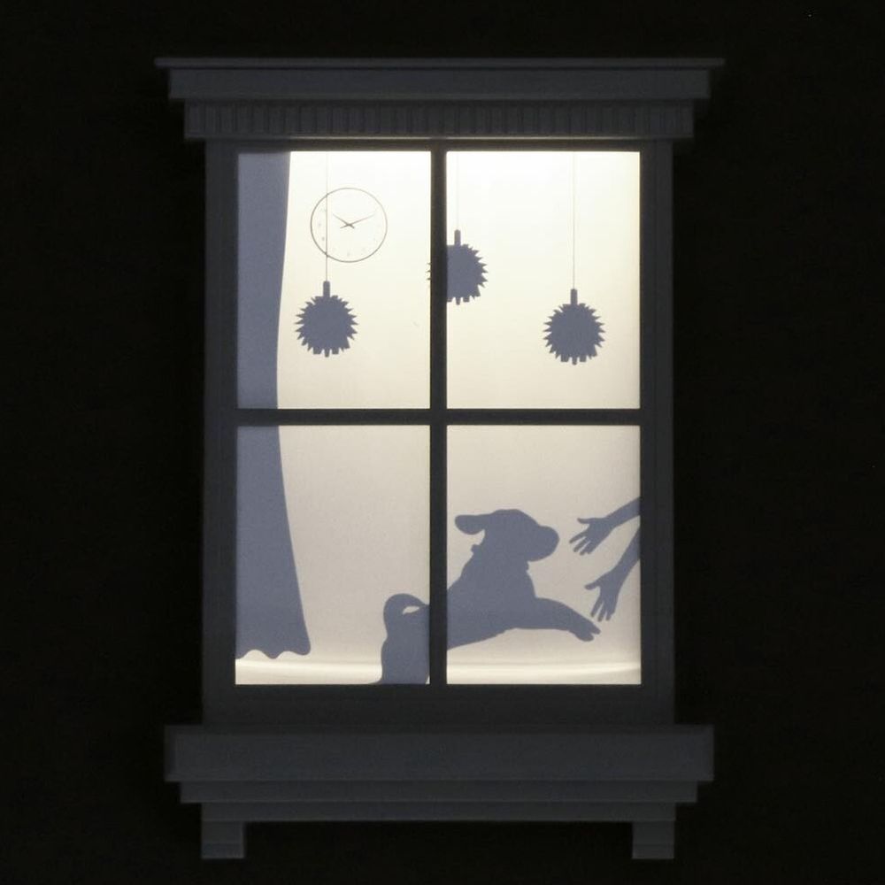 日本 TOYO CASE - LED 感應夜燈壁飾-窗戶剪影-灰色抱抱小狗-10.5x15.7x2.5cm