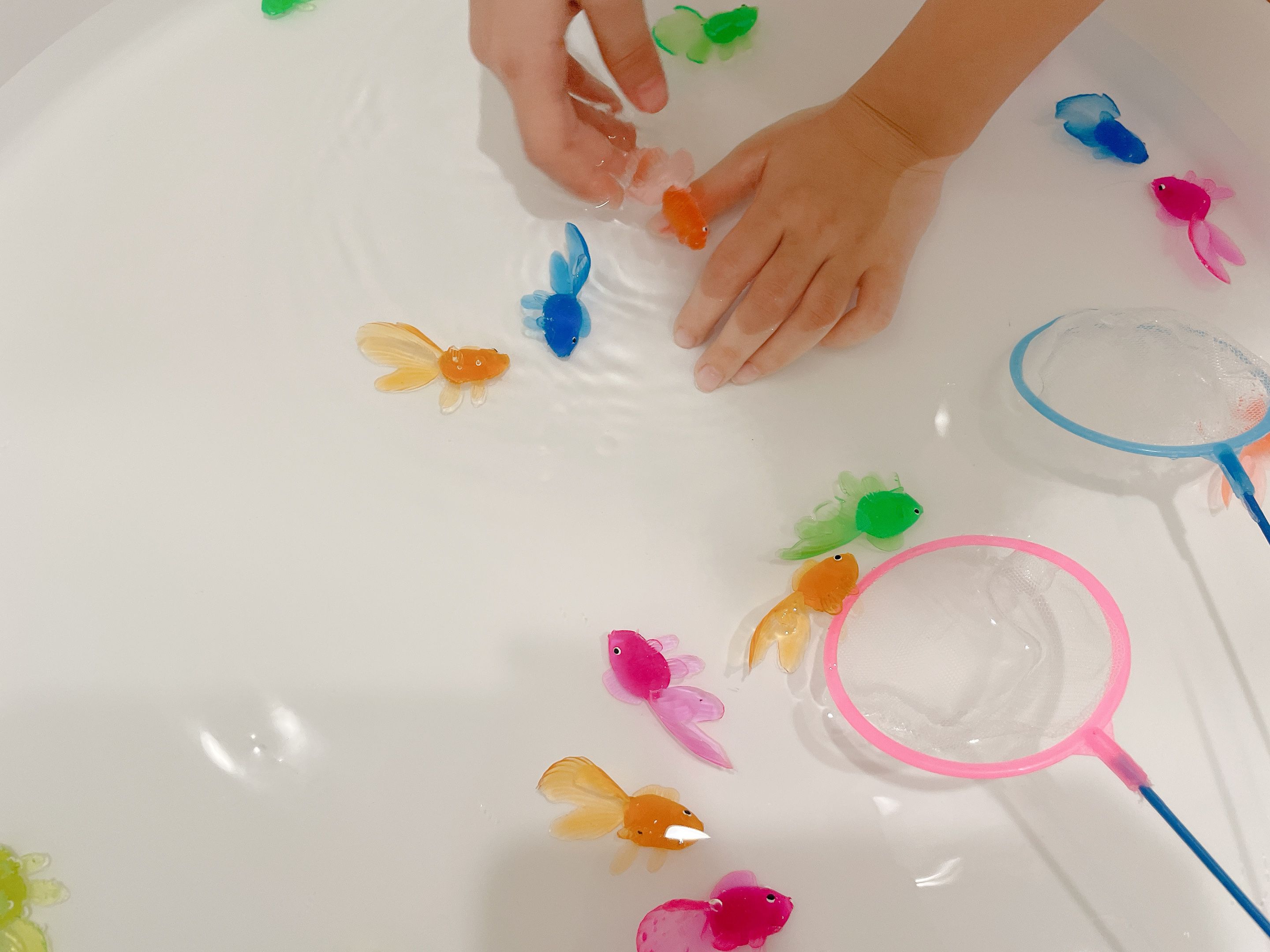 玩玩 Play - 彩色長尾果凍金魚組 (魚身長約4cm、撈網：小圓直徑7CM 長度30CM)-魚一組約20隻、撈網 1支