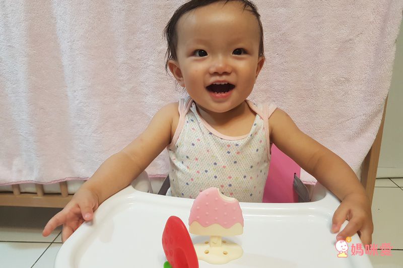 日本 Richell 利其爾 - 咬咬固齒器_(附盒)-魔力菇-紅/白 (6x4x8cm)-3m以上適用