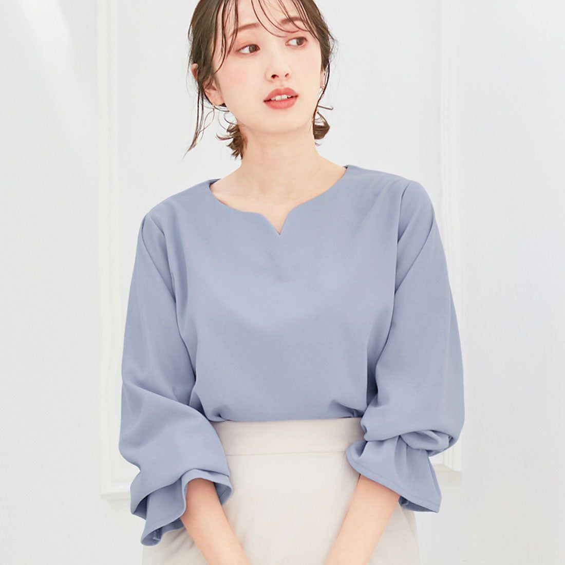 日本 BELLUNA - 優雅V領雪紡長袖上衣-可可