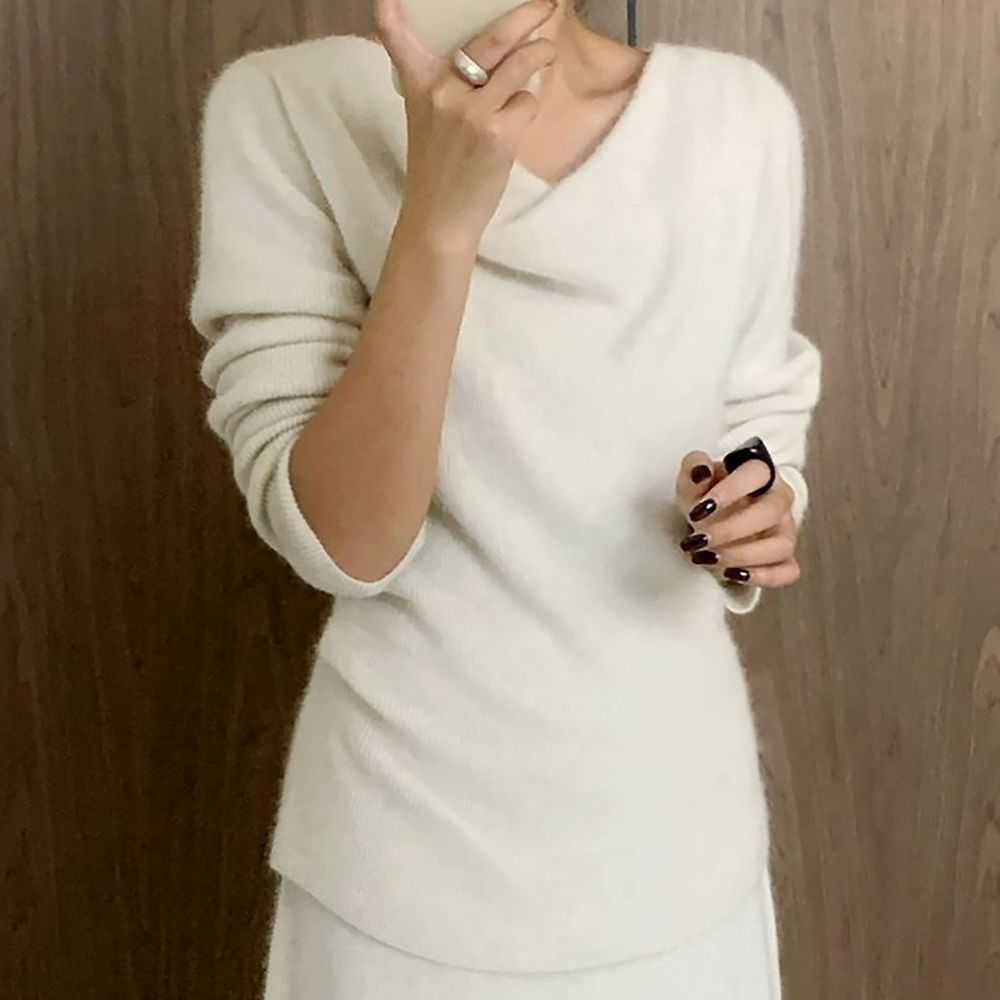 溫柔垂墜領腰際抓褶羊毛針織上衣-象牙白 (FREE)