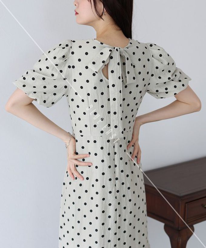 日本 BLUE EAST - 優雅方領後綁帶泡泡袖魚尾洋裝-格紋-黑 (M)