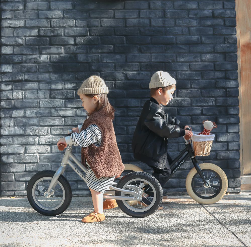 Chelston bikes - Mini Dutch 復古滑步車-夜幕黑(消光)-滑步車 x 1 , 手工編織竹籃 x 1 , 麻料內襯  x 1 , 3 歲以下專用ABS氣嘴蓋 x 1