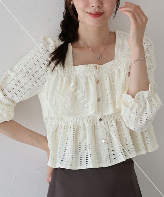 日本 BLUE EAST - 都會方領飄逸緹花層次長袖上衣-黑