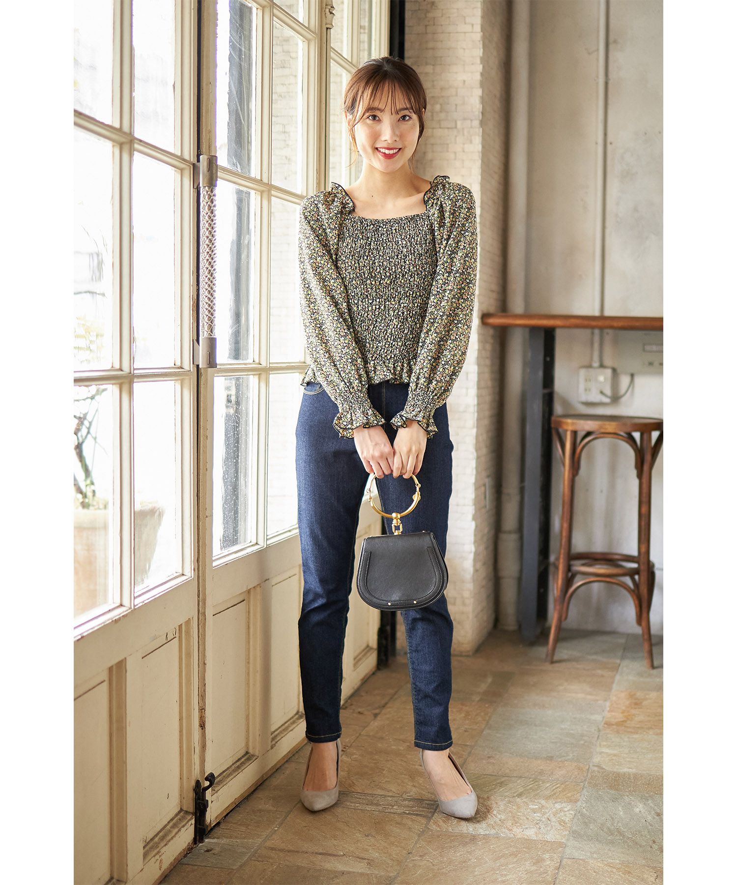 日本 tocco-closet - 歐風碎花方領雪紡上衣-知性黑