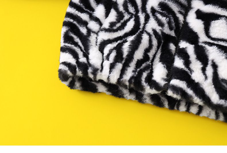 卡通人物史努比斑馬紋毛絨保暖外套-SNOOPY三角小標籤-黑色