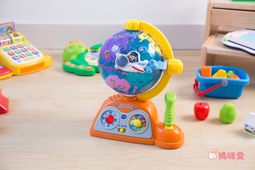 化身飛行員探索世界【Vtech】聲光探索地球儀