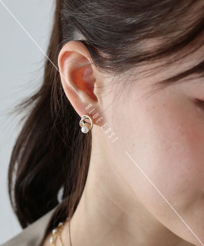 日本 BLUE EAST - 韓國製 弧線珍珠小巧高雅耳環-(耳針)-銀