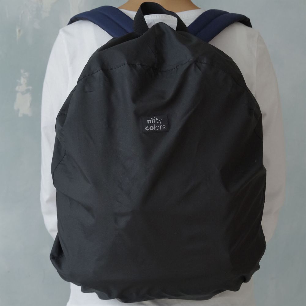 日本 nifty colors - 輕量防潑水背包雨衣/防水套-純黑 (20~30L背包適用)