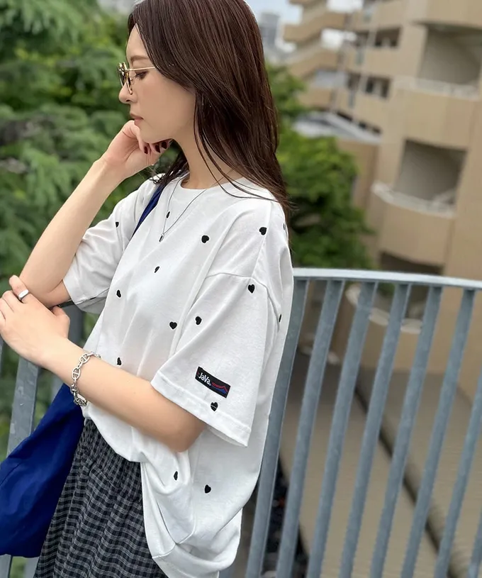 日本 Classical Elf - Java 小巧愛心刺繡短袖上衣-白底x黑