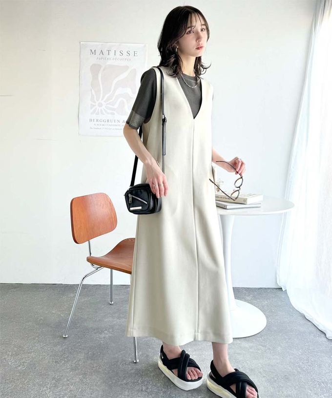日本 Classical Elf - 簡約深V領氣質線條背心裙-卡其