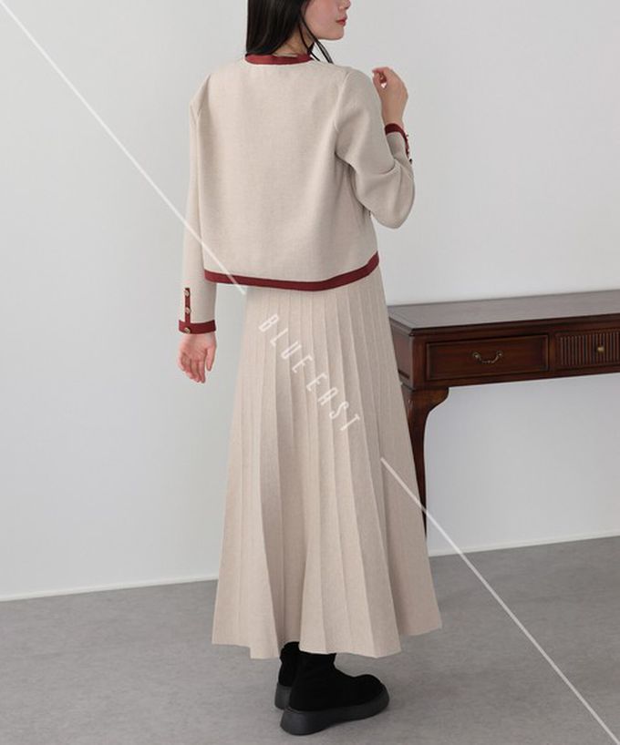 日本 BLUE EAST - 金釦滾邊針織上衣+優雅百摺長裙(2件組)-黑x白