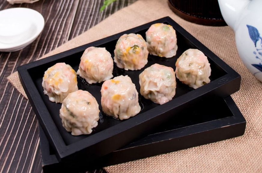 人氣港式點心【新葡苑】大廚蘿蔔糕、小豬流沙包 ✦ 超值優惠價，現買現賺！