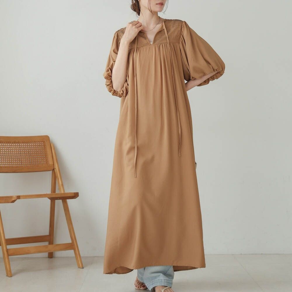 領口休閒綁帶泡泡短袖洋裝-焦糖棕 (M)