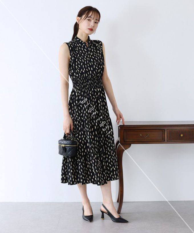 日本 BLUE EAST - 接觸冷感 縮腰顯瘦立領無袖洋裝-線條-黑 (M)