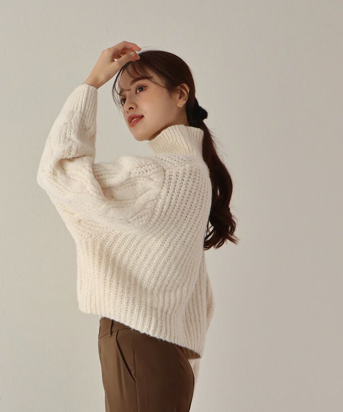日本 BLUE EAST - 高領麻花編泡泡袖短版毛衣-象牙杏