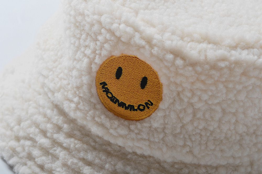 毛絨絨毛帽-笑臉繡花-米白色