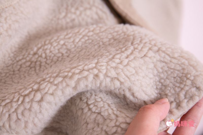 日本 OMNES - 輕量波浪衍縫長版羽絨外套-焦糖棕