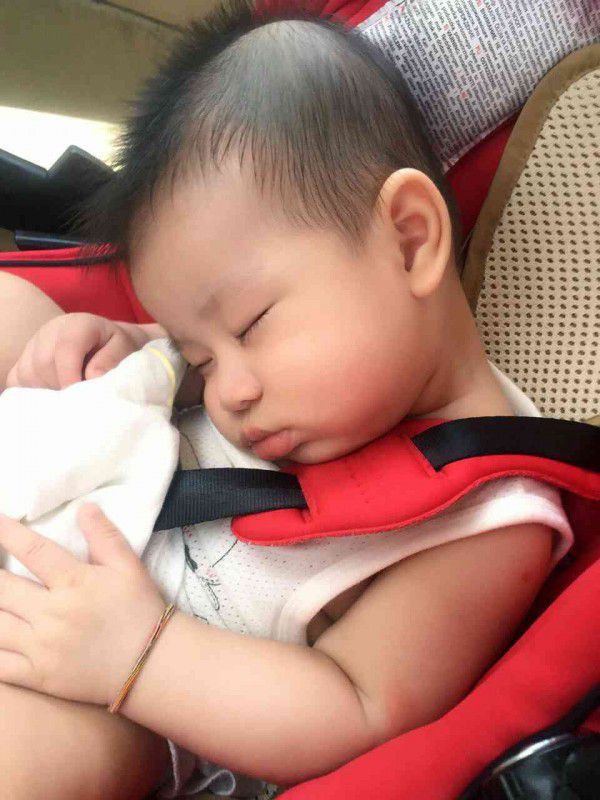 有沒有別家的寶貝跟我家的一樣坐汽座睡覺頭會越睡越低的嗎？